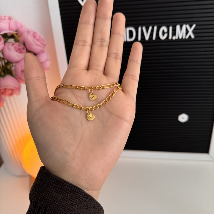 Brazaletes con inicial corazón dorados