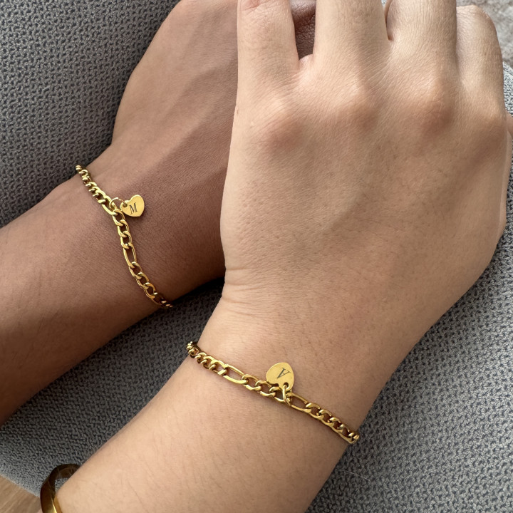 Brazaletes con inicial corazón dorados