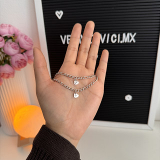 Brazaletes corazón con inicial plateados