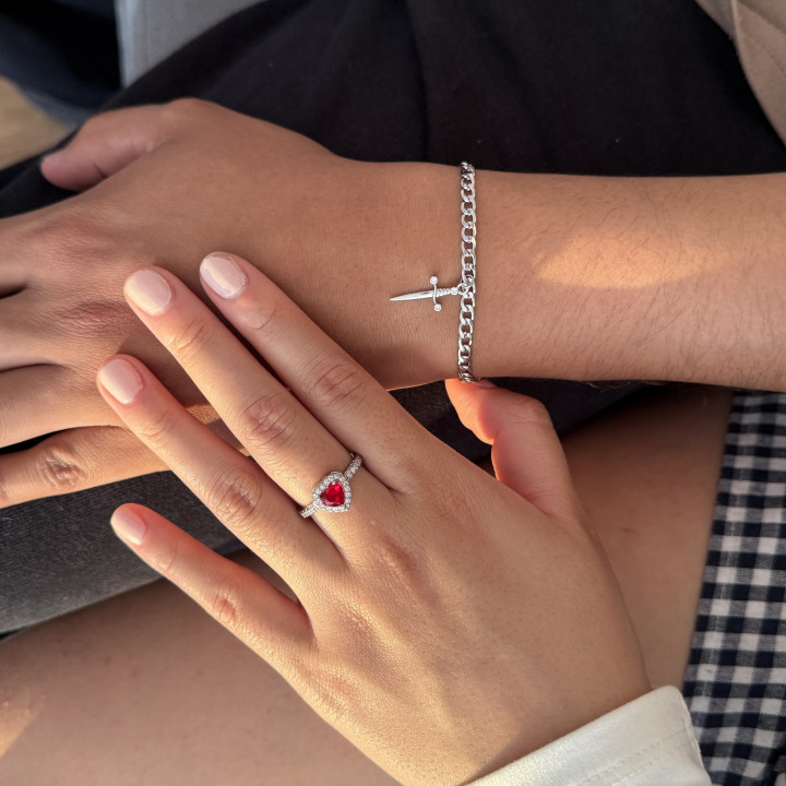 brazalete y anillo corazón y espada