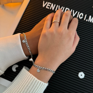 Brazaletes iniciales con imán