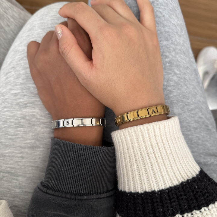 Brazaletes italianos con inicial