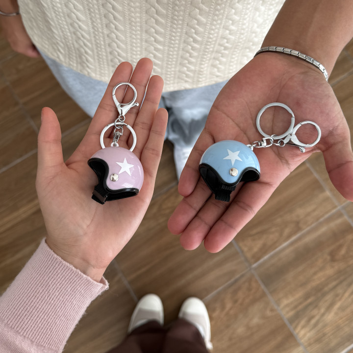 Dúo de llaveros casco