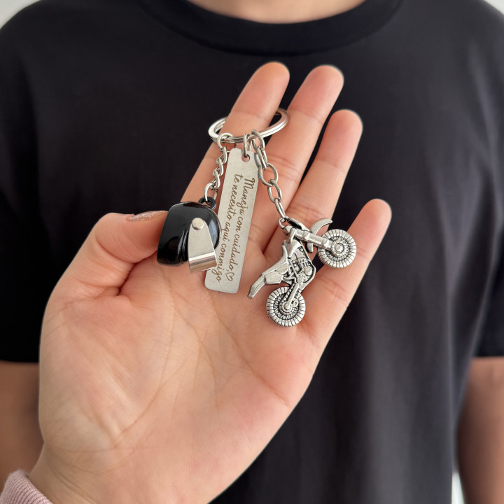 Llavero maneja con cuidado moto y casco