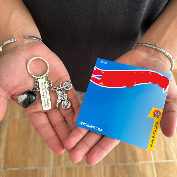 Llavero maneja con cuidado moto y casco