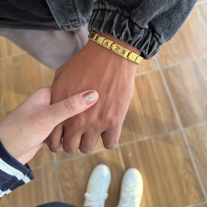 Brazalete italiano con inicial y mirada