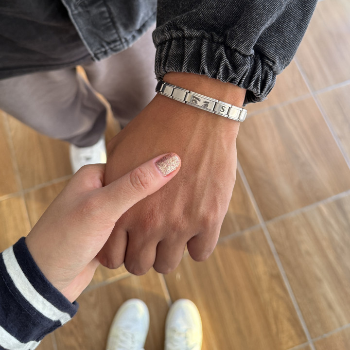 Brazalete italiano con inicial y mirada