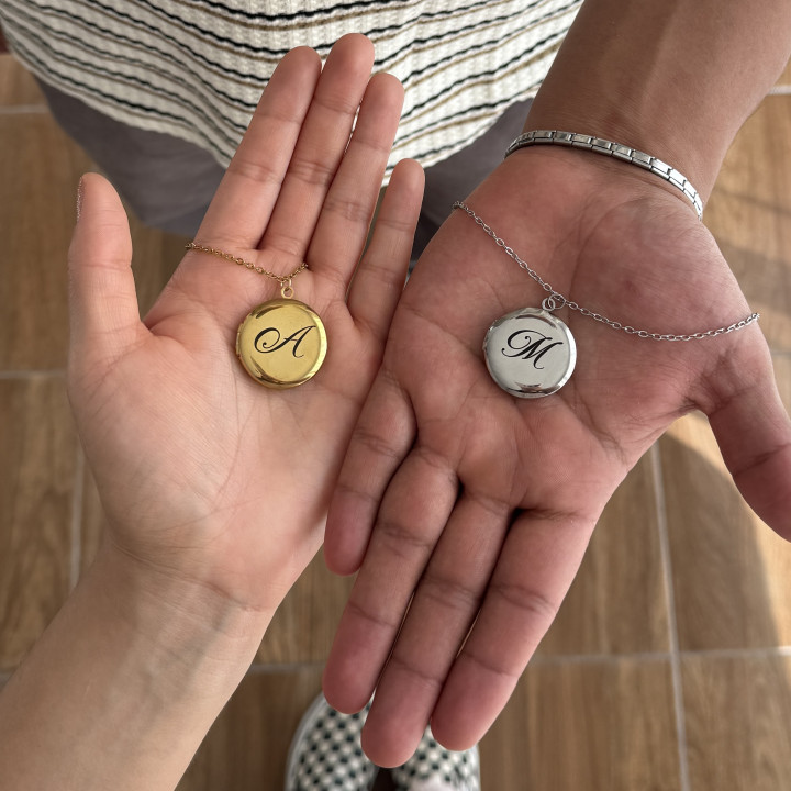 Relicario circular con grabado