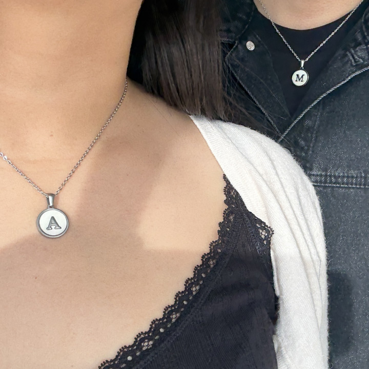 Collares iniciales pareja plateados