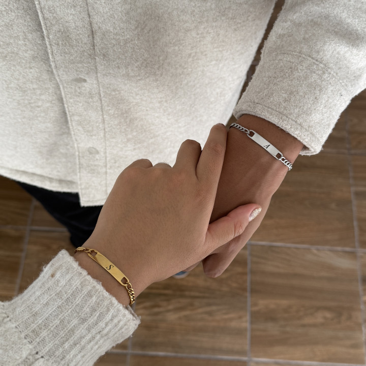 Dúo de esclavas con inicial