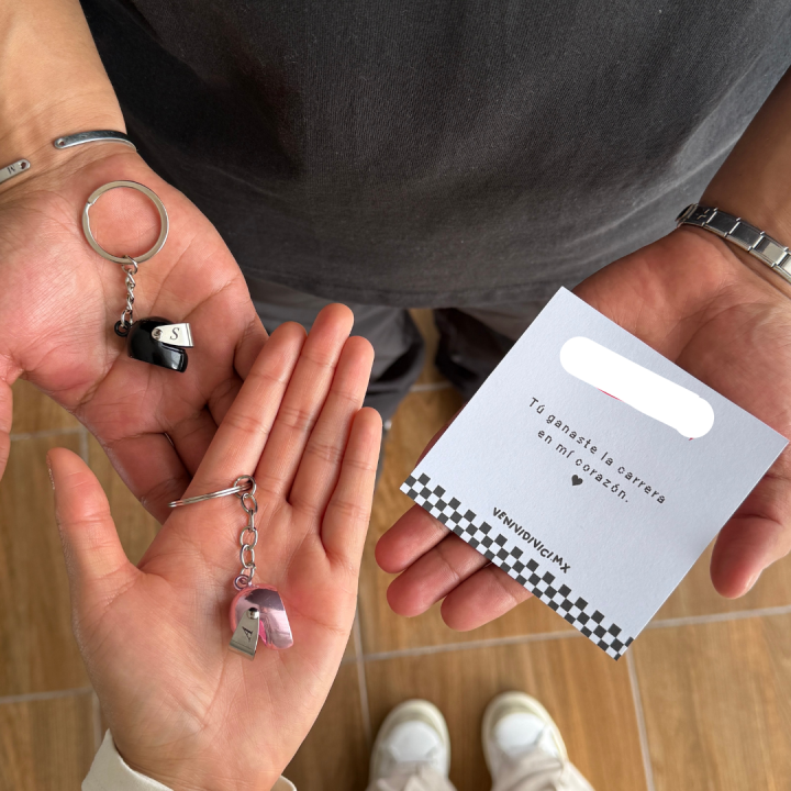 Dúo de llaveros casco con inicial