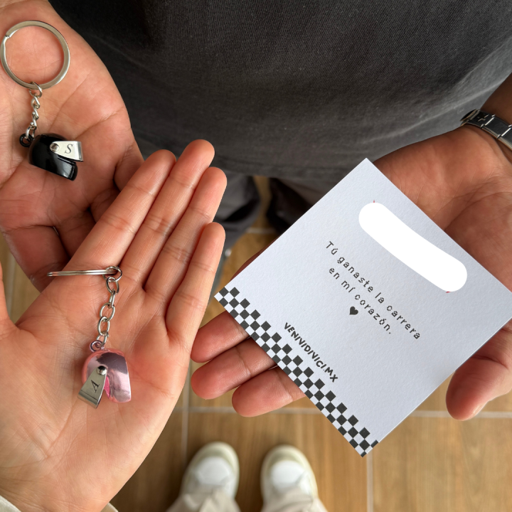 Dúo de llaveros casco con inicial