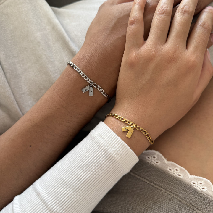 Brazaletes placa rectángular mini con iniciales