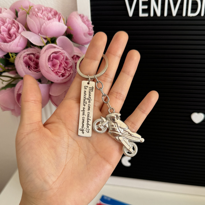 Llavero maneja con cuidado casco o moto