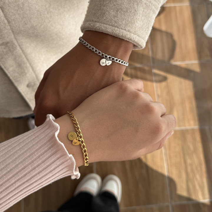 Brazalete con iniciales corazón y circulo