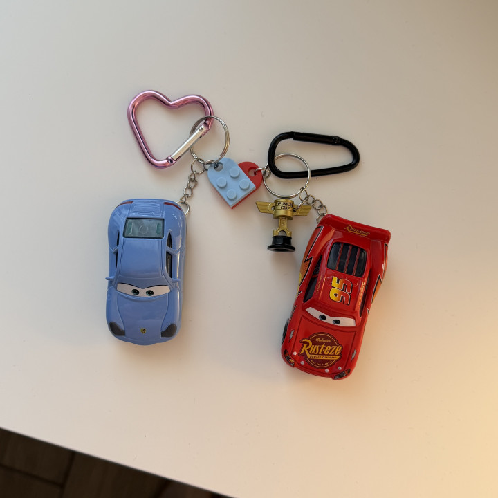 Llaveros Sally y McQueen + corazón lego