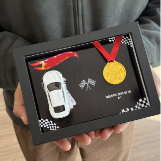 Cuadro coche y medalla