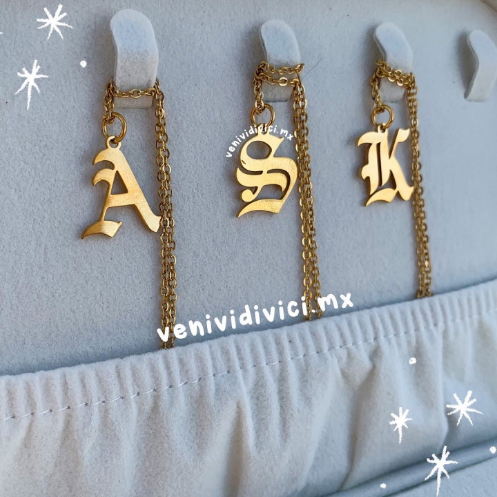 Inicial gótica♡