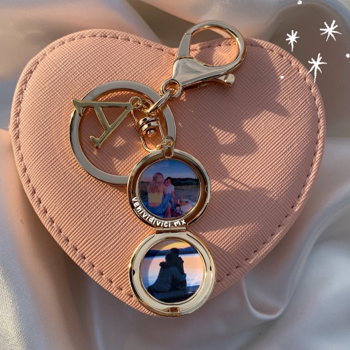 Relicario circular con inicial♡